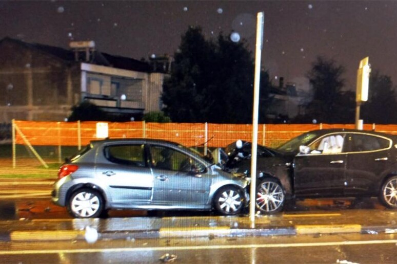 Peugeot imbocca strada contromano, inevitabile frontale con un Suv, muoiono sul colpo due ragazzi 19enni