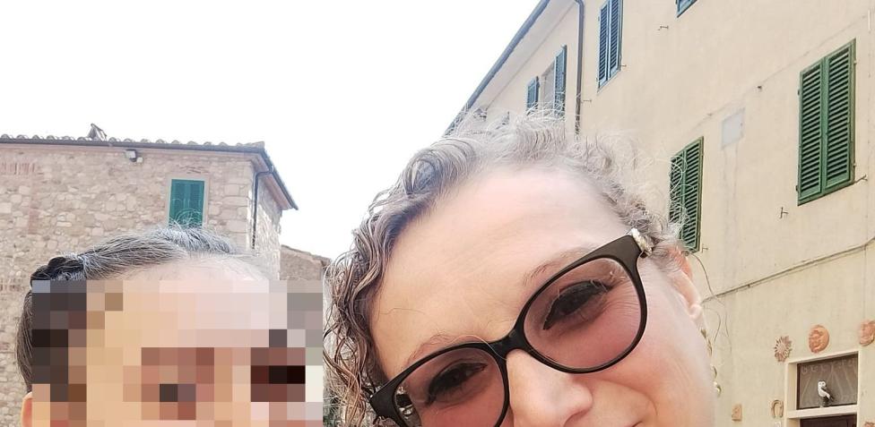Annalisa Prevete, superata una leucemia infantile, ritrova dopo 42 anni l'insegnante che le fu accanto durante i difficili momenti in ospedale, grazie all'aiuto dei social media.