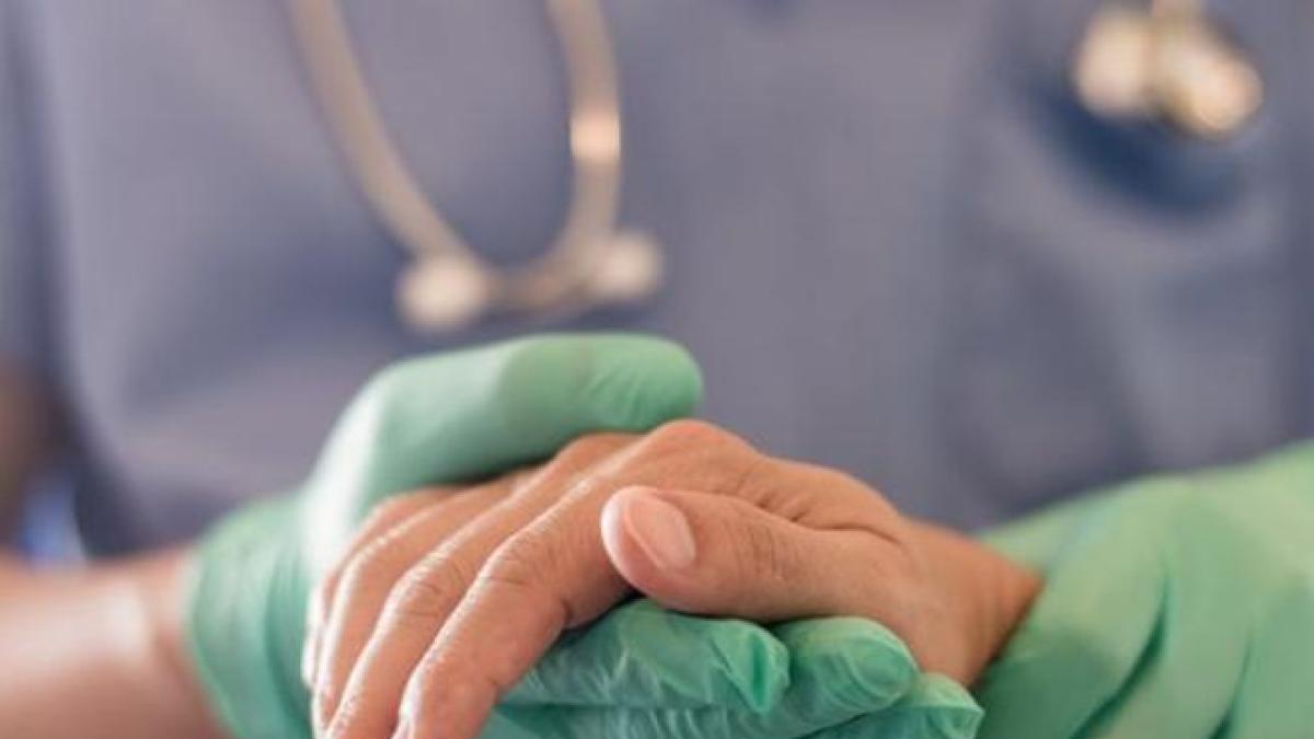 Marta, una donna torinese di 55 anni, ha scelto il suicidio assistito in Svizzera, mantenendo la sua decisione nascosta dai familiari, dopo aver sofferto per la morte del figlio.