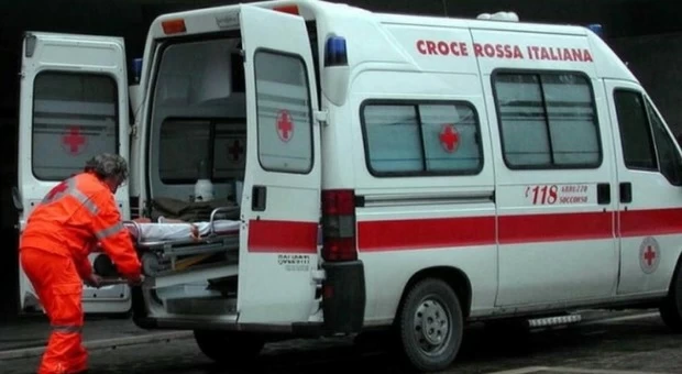 Un bambino di 10 anni è caduto da una finestra di un bed and breakfast a Roma, mentre era in vacanza con la famiglia. Ricoverato in gravi condizioni, l'incidente è sotto indagine.