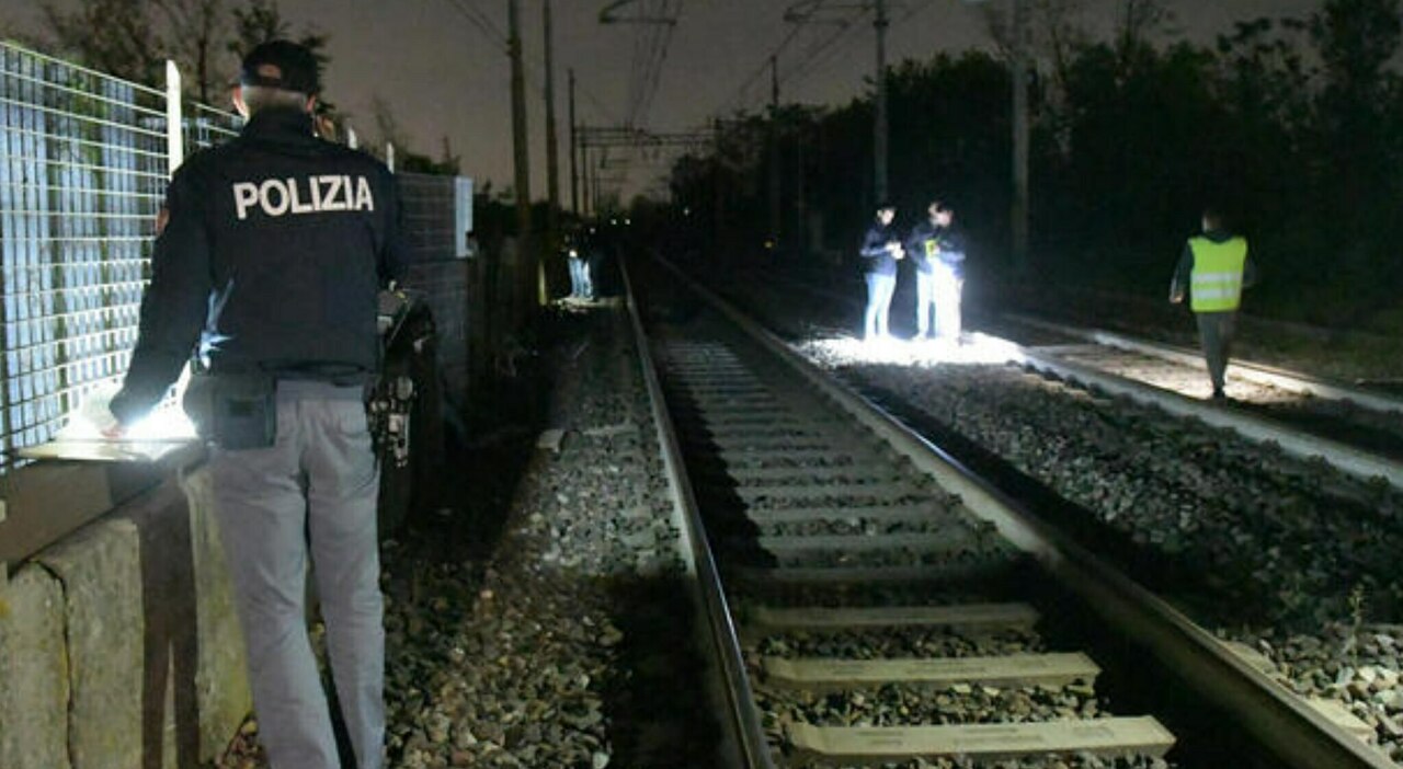 Un bambino di 9 anni, di origine moldava, è tragicamente deceduto dopo essere stato investito da un treno a Borgo Revel, vicino a Verolengo, Torino.