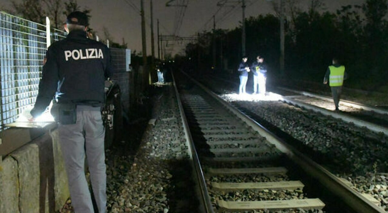 20enne travolto e ucciso da un treno intercity, “L’ultimo sms al papà, poi è sceso sui binari”