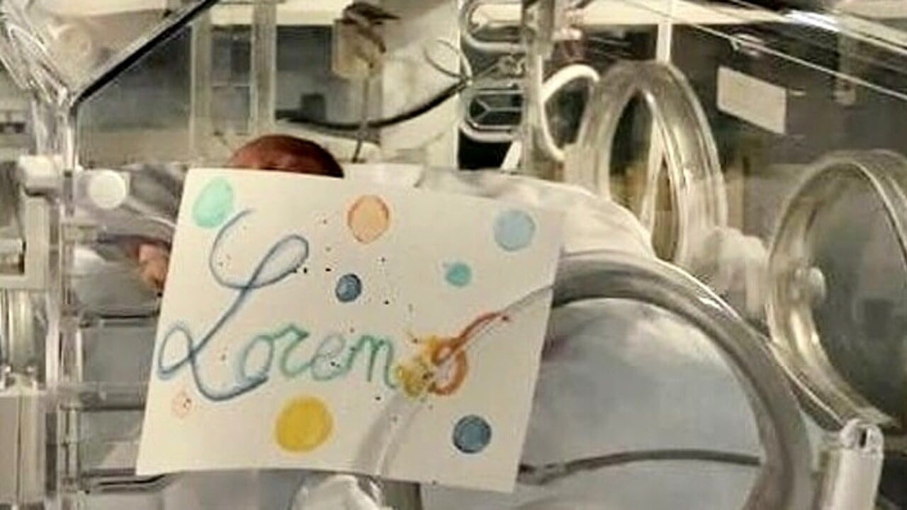 Un neonato abbandonato vicino ai bidoni dell'immondizia a Villanova Canavese è stato salvato da un ragazzo di 15 anni e ora si trova in ospedale. La famiglia del ragazzo che ha effettuato il salvataggio si è detta pronta ad adottare il bambino, mentre la comunità si mobilita per supportarlo.