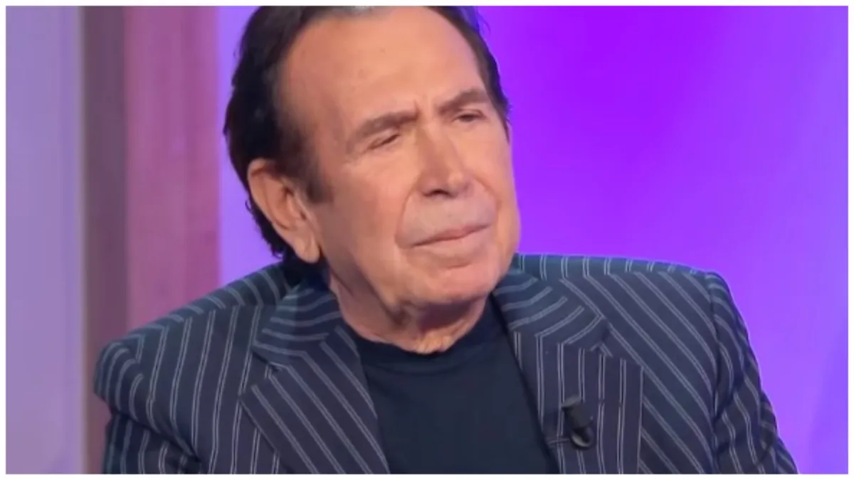 Durante Robinson Pop Up, Giucas Casella sorprende rivelando contatti con Silvio Berlusconi e racconta un aneddoto su un volo condiviso con Maradona.