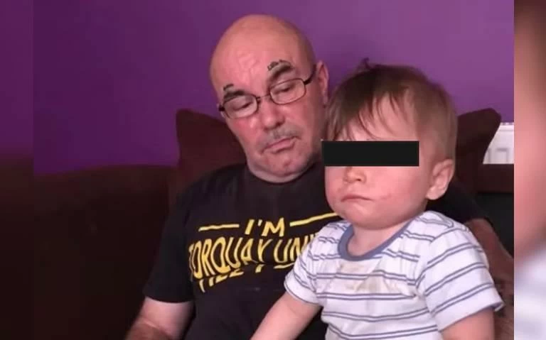 Bronson Battersby, un bambino di due anni, è stato trovato morto di fame e disidratazione accanto al padre defunto, sollevando interrogativi sulla protezione sociale.