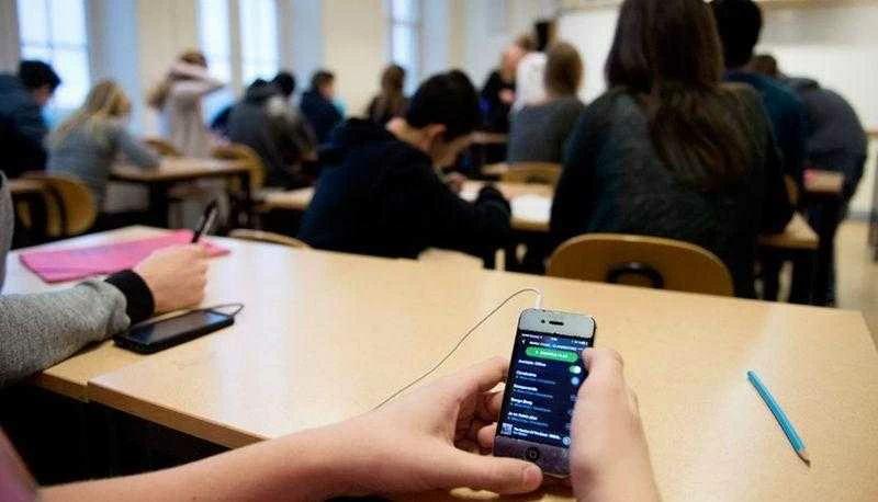 cellulare in classe (risorsa del web)