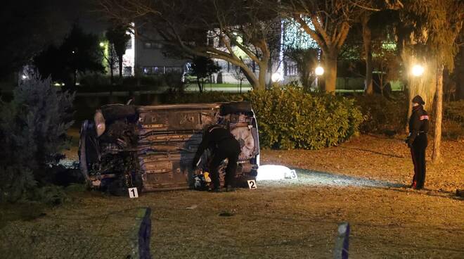 Un uomo di 36 anni è stato arrestato per omicidio stradale aggravato e fuga dopo aver causato un incidente mortale a Godo di Russi, nel Ravennate, guidando con un tasso alcolemico quasi quattro volte superiore al limite consentito. Nel sinistro è morto un uomo di 58 anni e una donna è rimasta ferita.