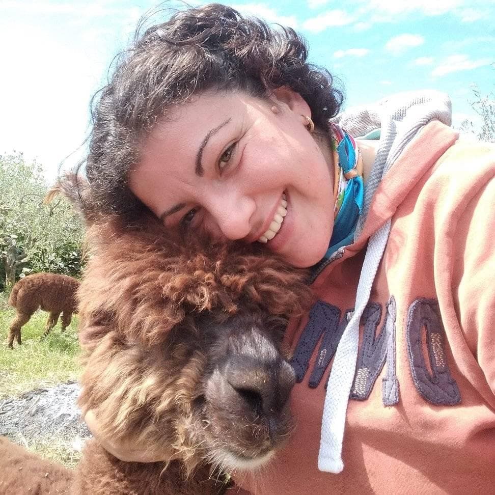 La città è in lutto per la prematura scomparsa di Ilenia Salaro, 35 anni, moglie dell'agente di Polizia Locale Roberto Fighera e madre di due bambini, dopo una battaglia contro il Covid.