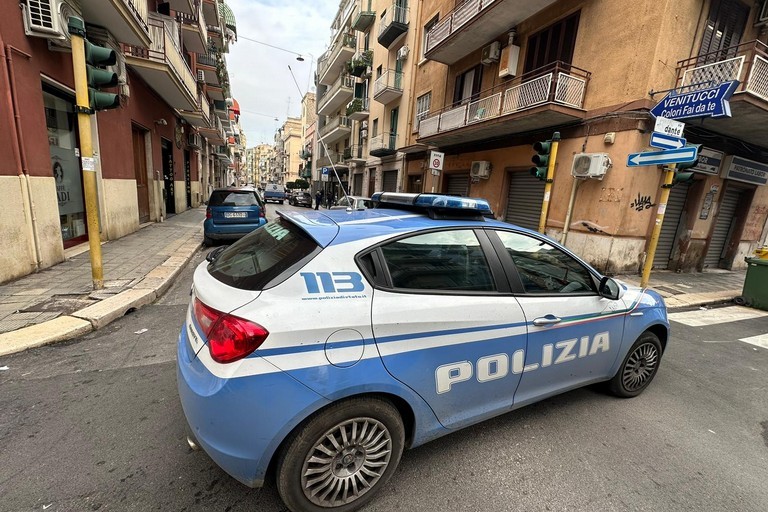 Un'ennesima sparatoria ha scosso il quartiere Libertà di Bari, con la polizia locale intervenuta in via Indipendenza dopo segnalazioni di vetri rotti e possibili fori di proiettile.