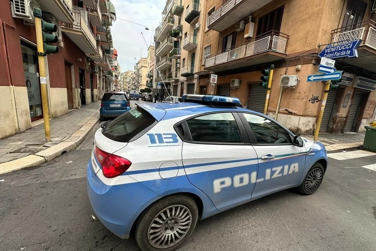 Un'ennesima sparatoria ha scosso il quartiere Libertà di Bari, con la polizia locale intervenuta in via Indipendenza dopo segnalazioni di vetri rotti e possibili fori di proiettile.