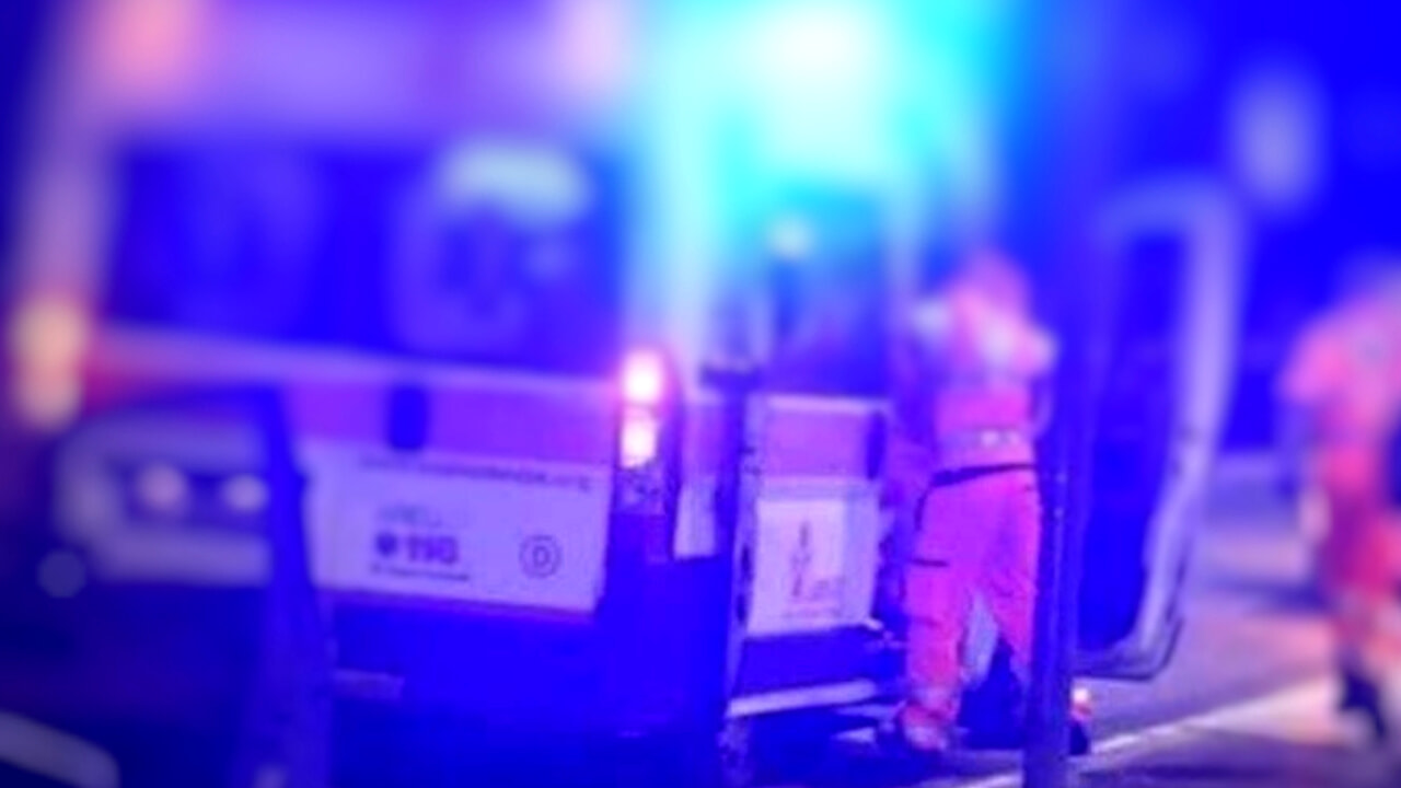 Una donna ha perso la vita e due uomini sono stati trasportati in gravi condizioni all’ospedale Perrino di Brindisi dopo uno scontro tra un’auto e un autobus.