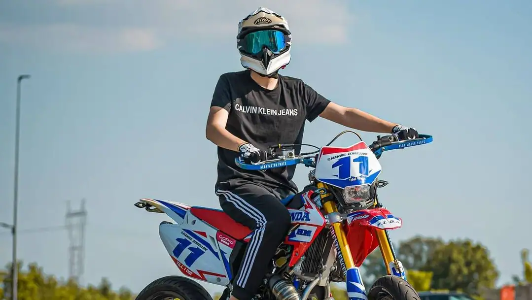 Il giovane Manuel Zerbelloni muore in un incidente di moto a Vittuone. La comunità di Sedriano è in lutto.