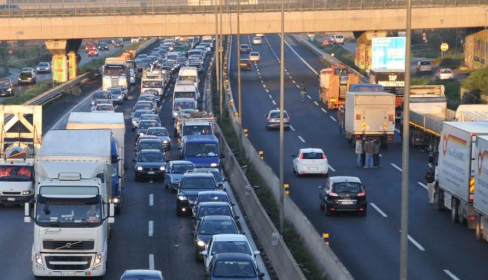 Un grave incidente stradale sulla SS16 a Bari ha causato una vittima e due feriti in codice giallo, con notevoli ripercussioni sul traffico e chiusura della tangenziale.
