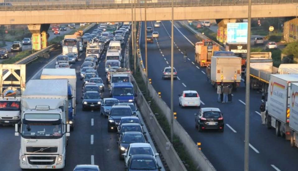 Un grave incidente stradale sulla SS16 a Bari ha causato una vittima e due feriti in codice giallo, con notevoli ripercussioni sul traffico e chiusura della tangenziale.