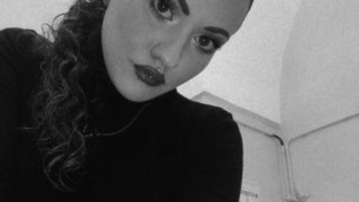 Davide, fidanzato di Roberta Bertacchi, la 26enne trovata impiccata, si difende dalle accuse e racconta la sua versione dei fatti. Intanto, la Procura indaga per istigazione al suicidio, e la famiglia cerca risposte.