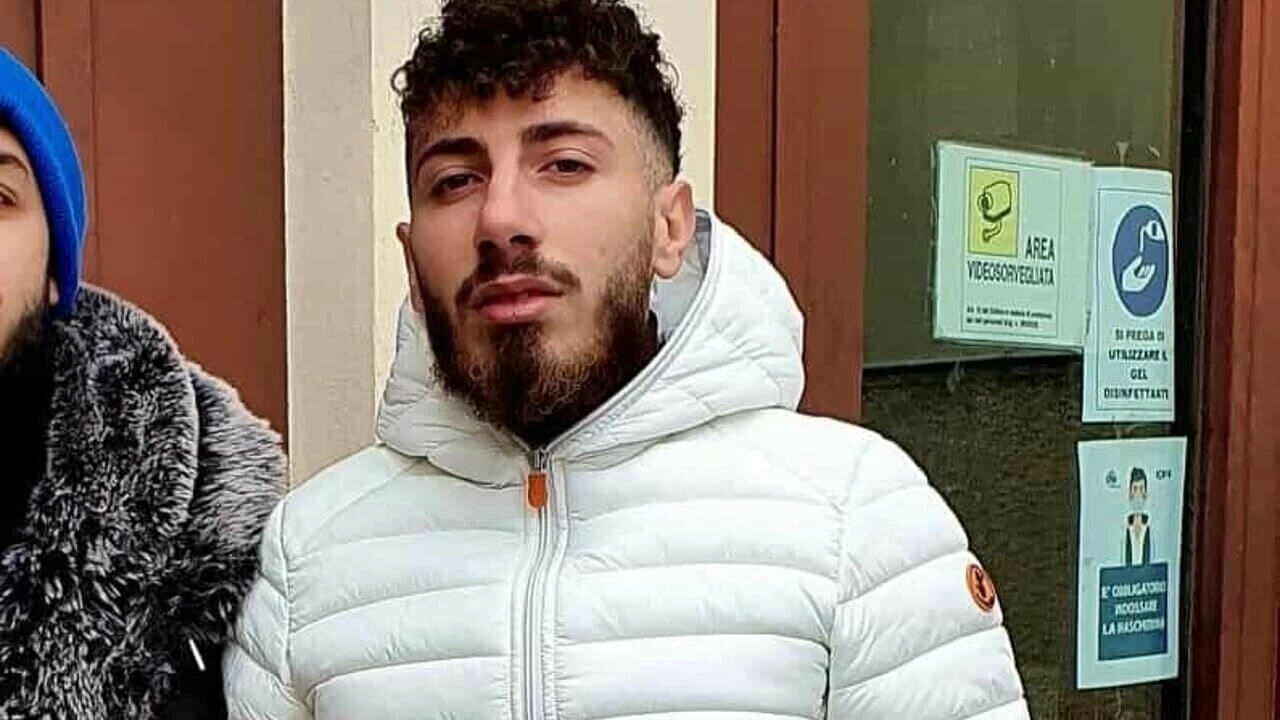 Santi Placido, un ragazzo di 22 anni, ha tragicamente perso la vita in un incidente stradale a Santa Maria di Licodia. La comunità esprime profondo cordoglio sui social.