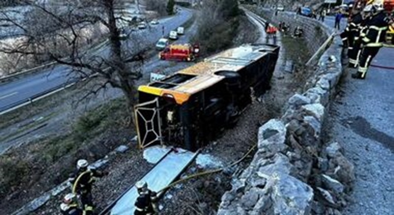 Uno scuolabus esce di strada e cade in un burrone vicino Nizza; tre feriti gravi, inclusi due adolescenti e l'autista, risultato positivo agli stupefacenti.