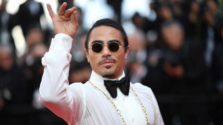 Anche le bollette energetiche colpiscono duro i ristoranti di lusso: il famoso chef Salt Bae è costretto a ridurre i costi energetici nel suo locale londinese di Nurs-Et Steakhouse.