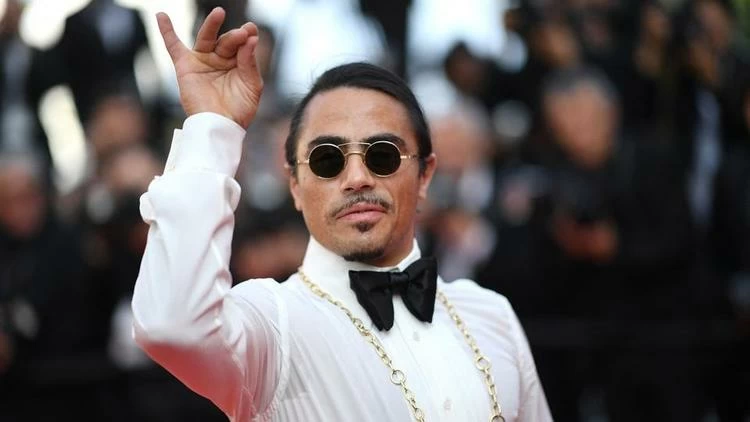 Anche le bollette energetiche colpiscono duro i ristoranti di lusso: il famoso chef Salt Bae è costretto a ridurre i costi energetici nel suo locale londinese di Nurs-Et Steakhouse.