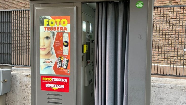 Tragica scoperta a Roma: prete trovato morto in una cabina fototessera