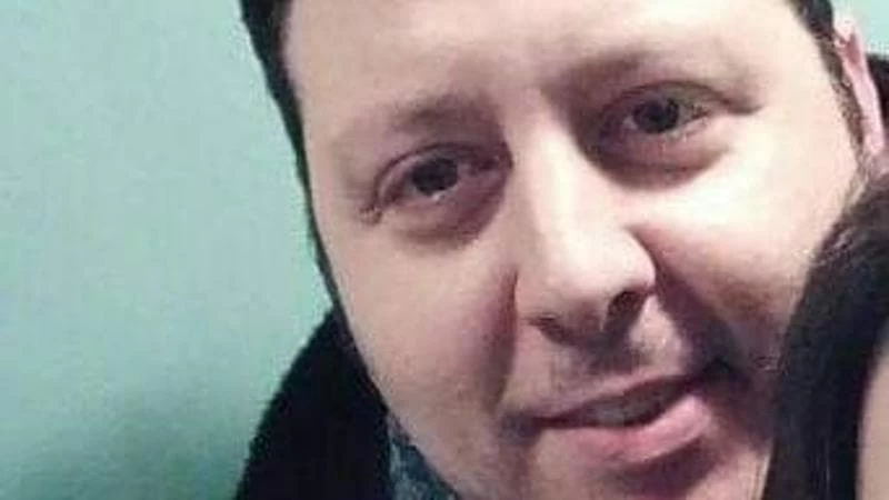 Armando Calizzi, 49 anni, è tragicamente scomparso all'ospedale Perrino di Brindisi in seguito a complicanze dopo un'operazione di chirurgia bariatrica. La procura ha aperto un'inchiesta per omicidio colposo.