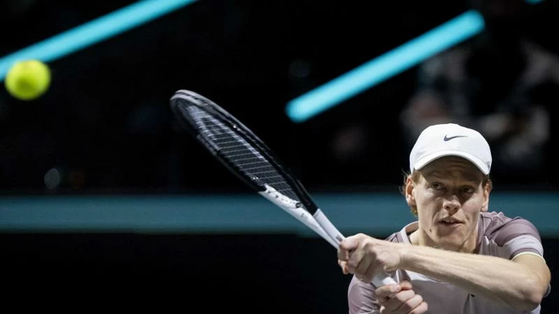 Jannik Sinner vince contro Milos Raonic per ritiro e si prepara per la semifinale contro Tallon Griekspoor a Rotterdam, con l'obiettivo di salire nel ranking ATP.