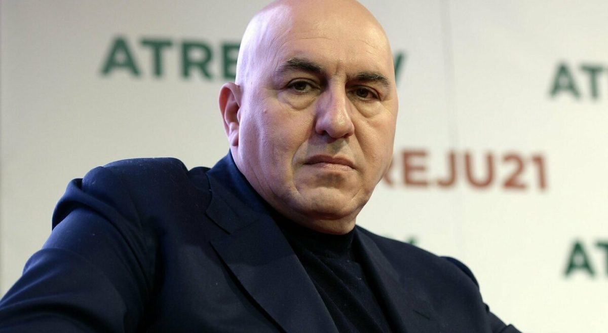 Guido Crosetto, ministro della Difesa, è stato urgentemente ricoverato all'ospedale San Carlo di Nancy a causa di forti dolori al petto, con sospetta pericardite.