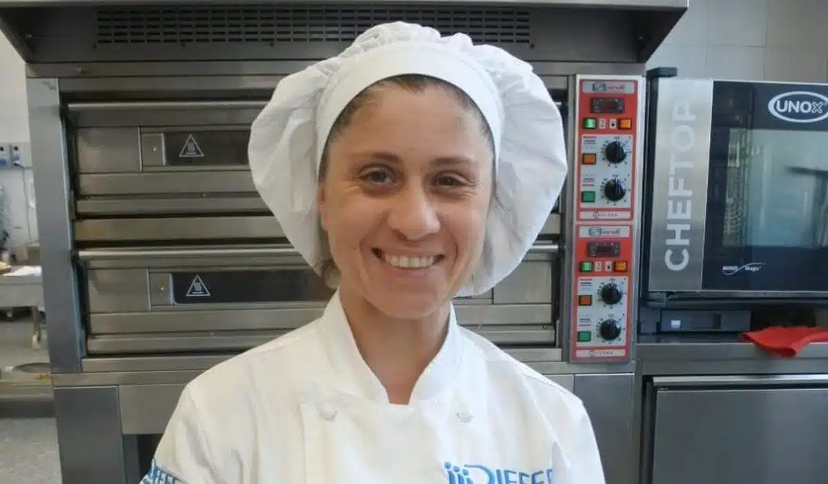 Rosa Sassano, una pasticcera di 43 anni, affronta la discriminazione per età ma ora ha l'opportunità di brillare ai Campionati Italiani Seniores di Pasticceria a Rimini, dimostrando che l'età non limita il talento.