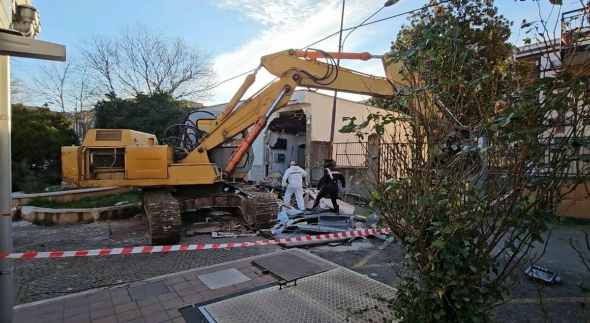 Puglia, assalto a ufficio postale con escavatore e blocco strada: furto da 325mila euro