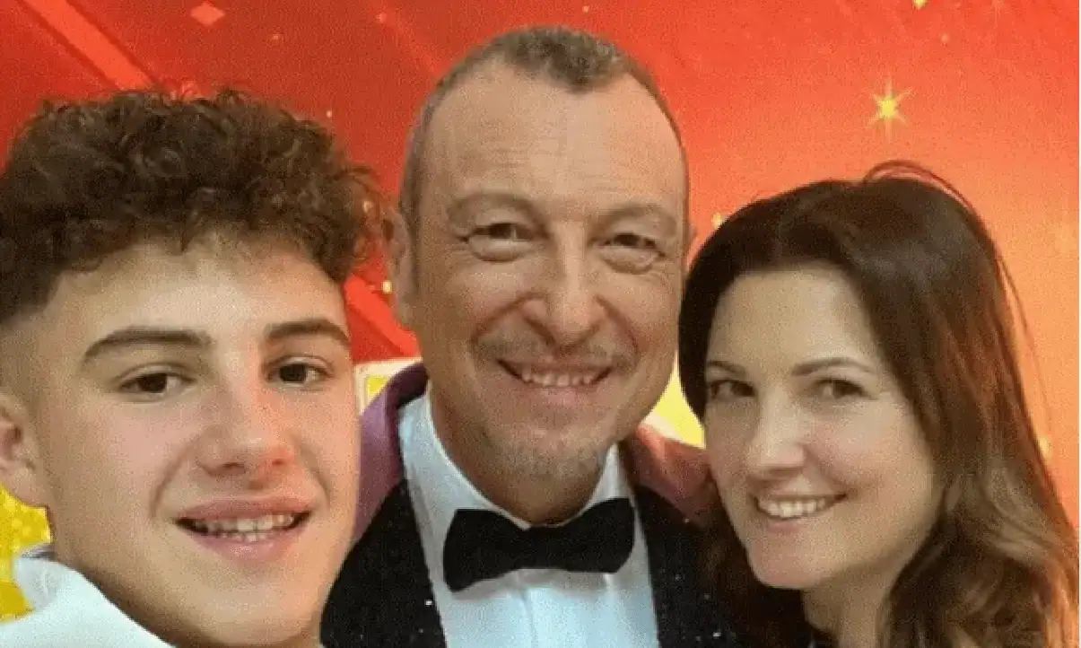 Amadeus lascia la conduzione di Sanremo per dedicarsi alla famiglia, rivelando come l'amore e il sostegno di sua moglie Giovanna Civitillo siano stati determinanti nella sua decisione. Una scelta d'amore che pone fine a un'epoca di successi televisivi per aprire un nuovo capitolo nella vita del conduttore.