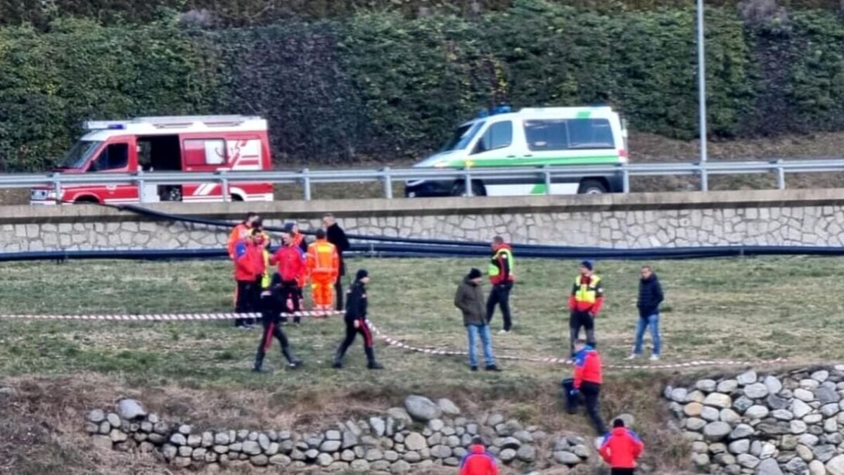 Albert Stockner, 73 anni, è stato ritrovato con gravi ferite e segni di morsi dopo una notte all'aperto. Scomparso da una casa di riposo a Velturno, Bolzano, potrebbe essere stato aggredito da un lupo.