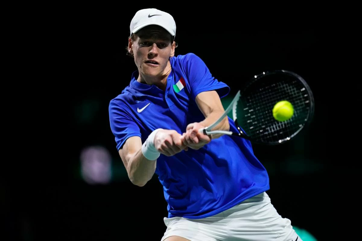 Il numero uno del tennis mondiale, Jannik Sinner, celebra un anno straordinario tra titoli e riconoscimenti, ma punta già al 2025 con Wimbledon nel mirino.