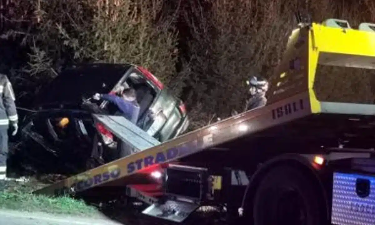 In una tragica notte a Castelfidardo, vicino Ancona, un grave incidente stradale ha spezzato la vita di un bambino di 5 anni, mentre la madre 32enne e il fratello maggiore sopravvivono nonostante le ferite. La loro auto, una Toyota verde, ha perso il controllo, ribaltandosi e terminando la sua corsa in un vivaio.