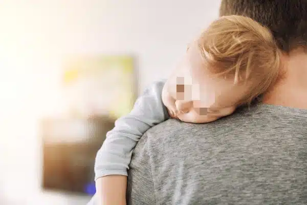 Un operaio di Assisi vince in tribunale dopo essere stato licenziato per aver preso congedo parentale: un caso che ribalta precedenti aziendali.