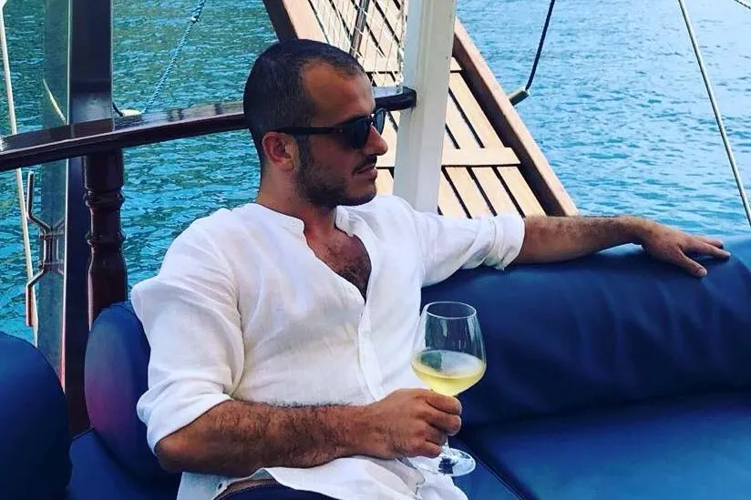 La vacanza nello Sri Lanka di Simone Lo Turco, 34 anni, finisce in tragedia con la sua morte per polmonite fulminante.
