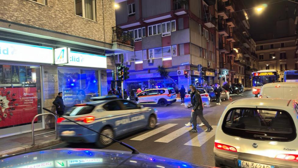 Sul posto diverse auto della Polizia e del 118.