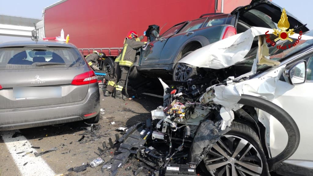 Un massiccio incidente su A22 tra Reggiolo e Carpi coinvolge circa 100 veicoli, provocando due decessi e numerosi feriti. Nebbia la possibile causa.