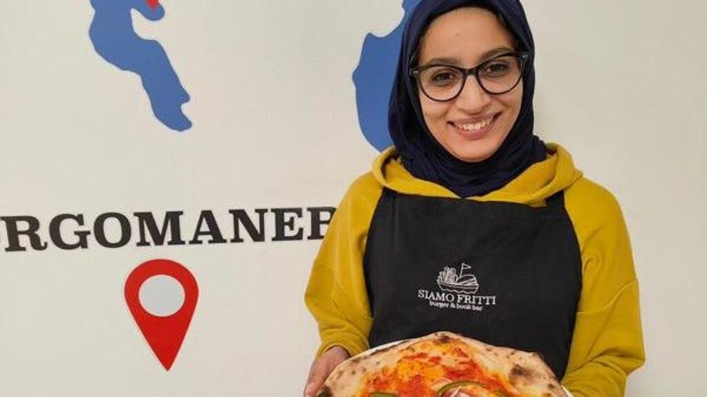 Ragazza di origini marocchine serve la pizza ma la cliente si rifiuta di mangiarla: “Dalle tue mani non voglio niente”