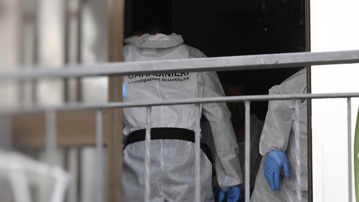 Una violenta lite tra fratelli ha portato a una tragedia a Gioia Sannitica, nel Casertano, con un giovane deceduto e un altro gravemente ferito. Le autorità sono ora alla ricerca del presunto aggressore, un 19enne, che è fuggito.