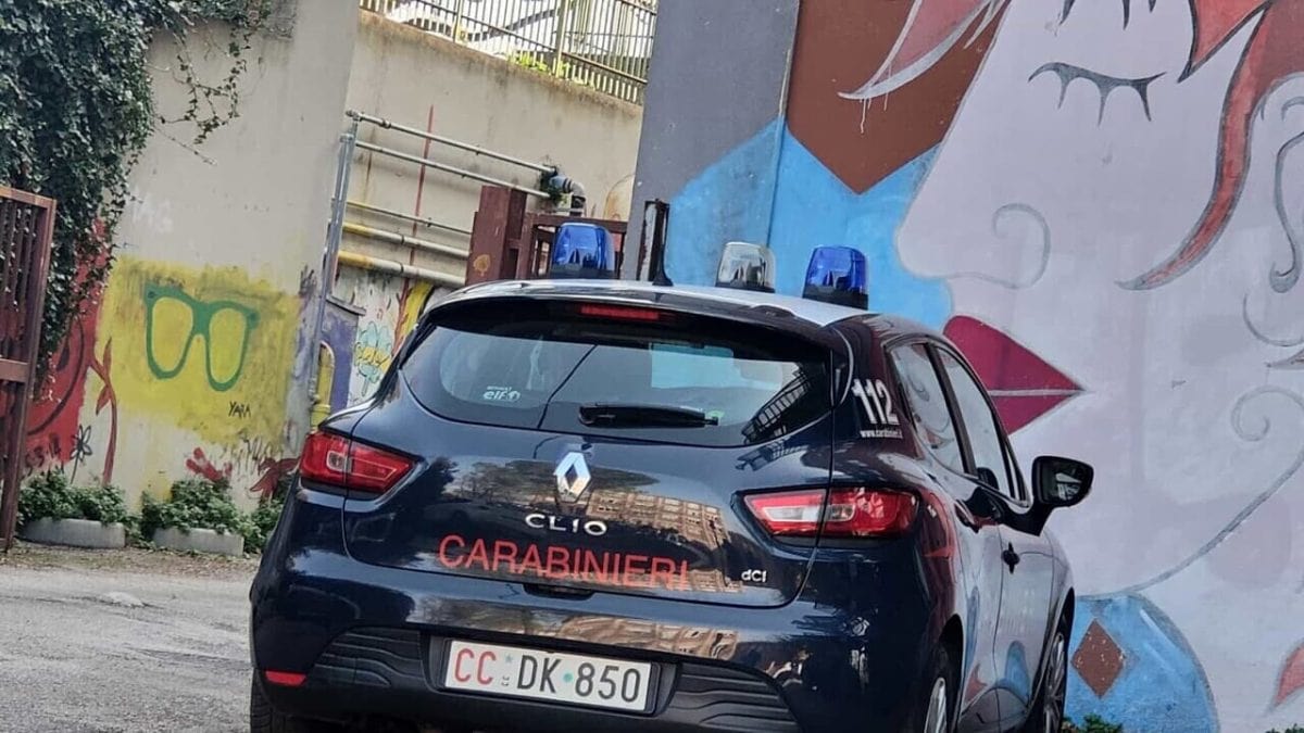 Un giovane studente di 14 anni si è lanciato dalla finestra del Liceo Scientifico Savoia di Ancona, causando shock e mobilitazione per il supporto psicologico agli studenti e alla famiglia.