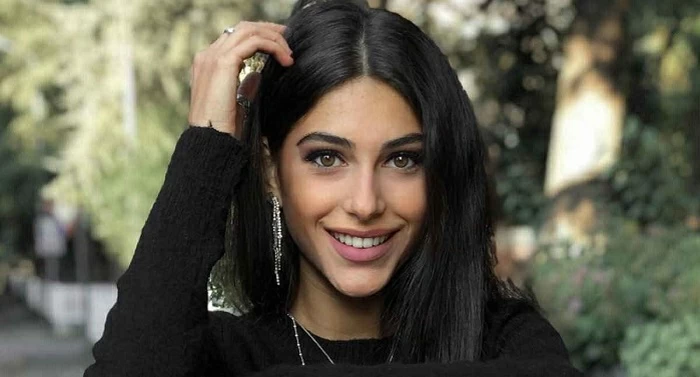 La relazione tra Jimmy Ghione e Maria Laura De Vitis, ex di Paolo Brosio, alimenta il gossip. La coppia sembra confermare il legame attraverso i social.