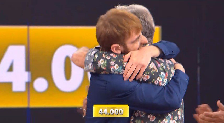 Davide Grazioso, 21enne di Bitetto, vince 44mila euro a "Avanti Un Altro" su Canale 5, pianificando di investire il premio in un'auto e nel suo futuro accademico.