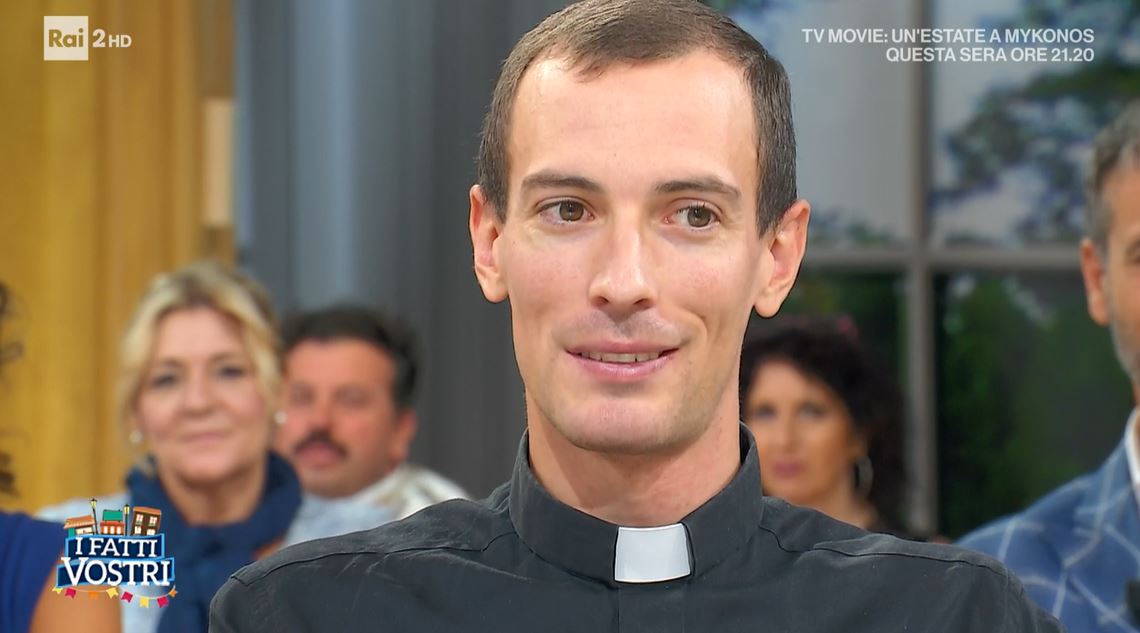 Don Ambrogio Mazzai, influencer e prete, critica su TikTok l'uso di canzoni non italiane a Sanremo, suscitando polemiche. Spiega che il suo disappunto riguarda i meccanismi di voto, non gli artisti.