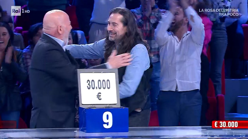Vittoria inaspettata a “Affari Tuoi” per Michele e il suocero Moreno: vincono 30.000€