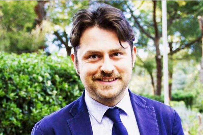 Bari è in lutto per la scomparsa di Tommy Rossini a 37 anni, un militante appassionato e generoso, il cui ricordo vivrà per sempre nei cuori di chi lo ha conosciuto.
