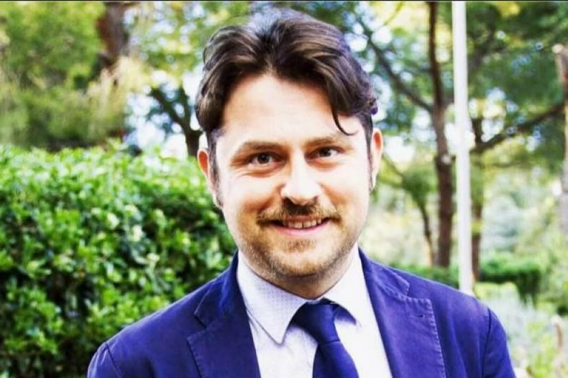 Bari è in lutto per la scomparsa di Tommy Rossini a 37 anni, un militante appassionato e generoso, il cui ricordo vivrà per sempre nei cuori di chi lo ha conosciuto.