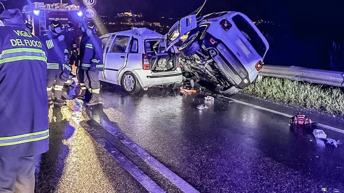 Un grave incidente stradale ha scosso la comunità di Rende, causando la morte di un giovane e il ferimento di altre due persone lungo la statale 107.