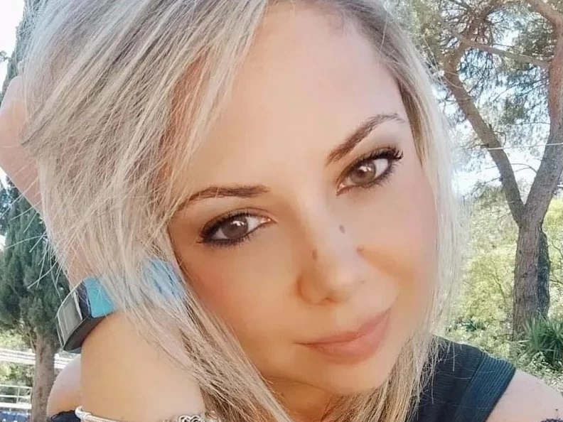 Una tragedia ha colpito l'ospedale San Jacopo di Pistoia, dove Laura Porta, infermiera di 37 anni, è deceduta all'ottavo mese di gravidanza dopo gravi complicazioni. I medici hanno tentato invano di salvarla, riuscendo tuttavia a far nascere il bambino, che ora lotta per la vita in ospedale.