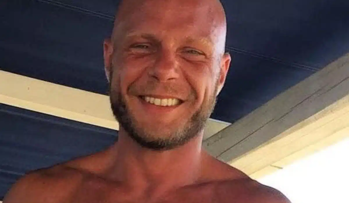 Un uomo di 39 anni, Paolo Pasqualini, è stato ucciso da tre rottweiler fuggiti a Manziana. La comunità è sconvolta; si discute l'introduzione di un patentino per cani.