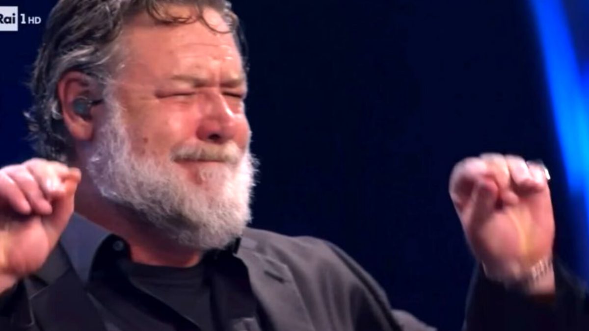 La terza serata del Festival di Sanremo si è trasformata in una festa di umorismo intorno al famoso "ballo del qua qua", con contributi da parte di celebrità come Eros Ramazzotti, Fiorello, Gianni Morandi e Russell Crowe.